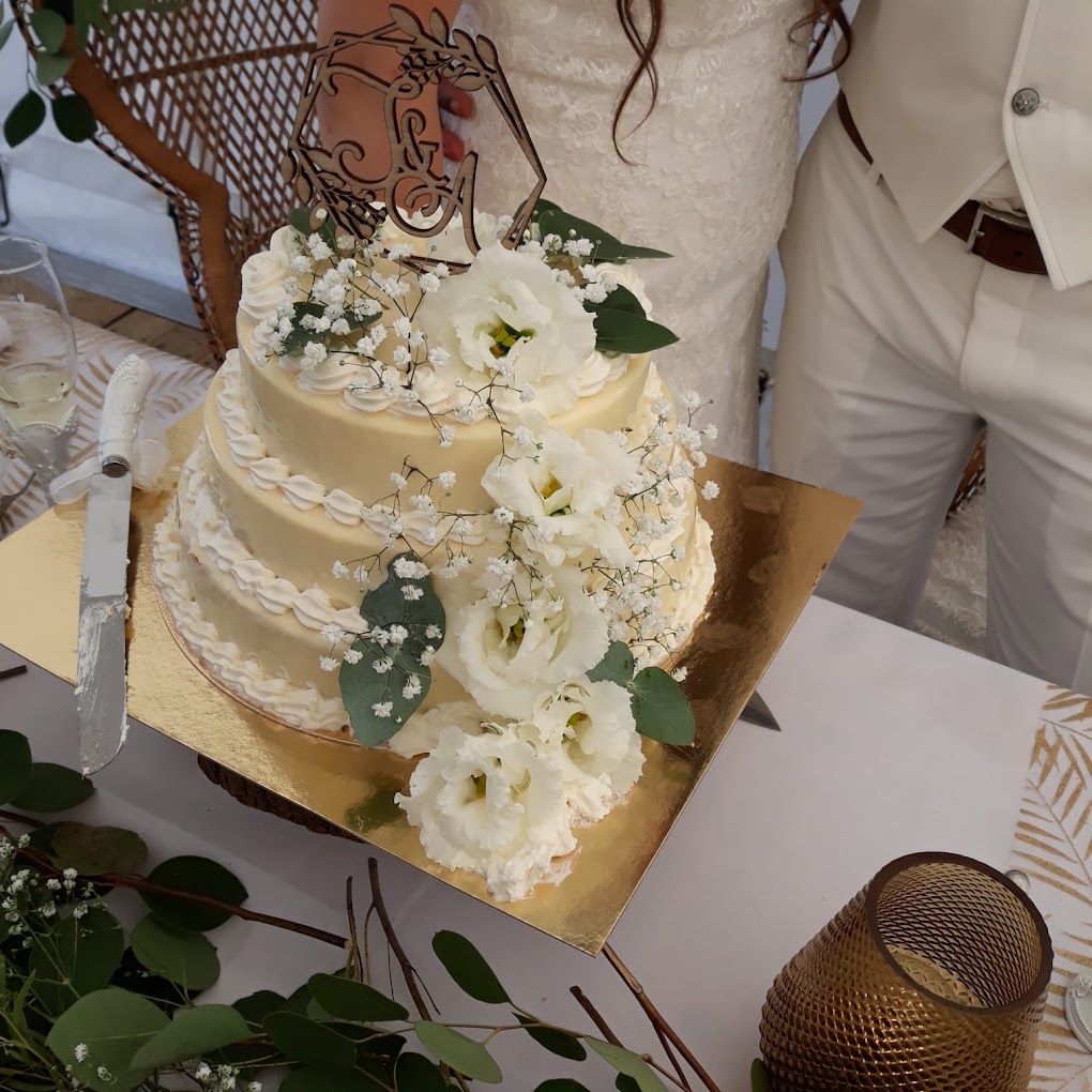 Gâteau de mariage décoré avec élégance