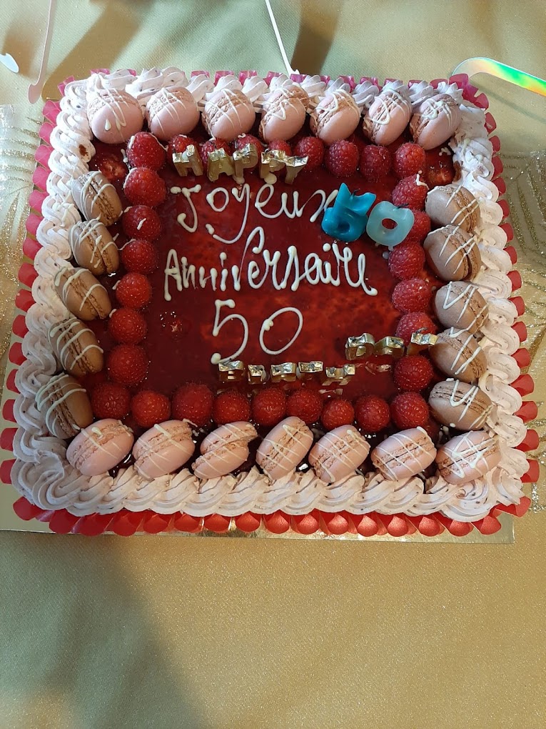 Gâteau d’anniversaire coloré et gourmand